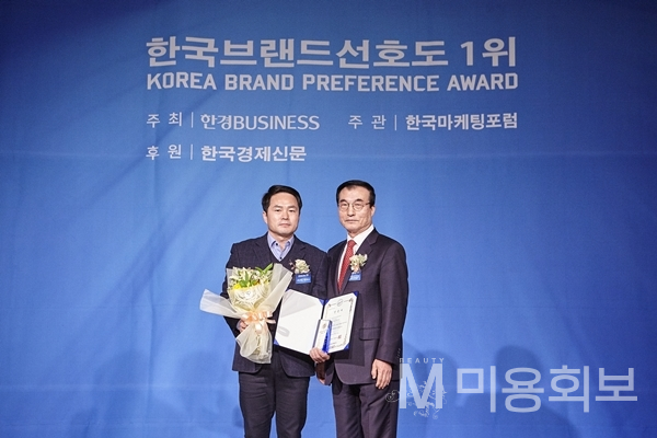 ▲ (주)에스엠코스의 마키사키(MAKISAKI)가 ‘2018 한국 브랜드 선호도 1위’ 인증식에서 손상모발클리닉 부문 1위를 수상했다. 사진 왼쪽이 류인택 대표.